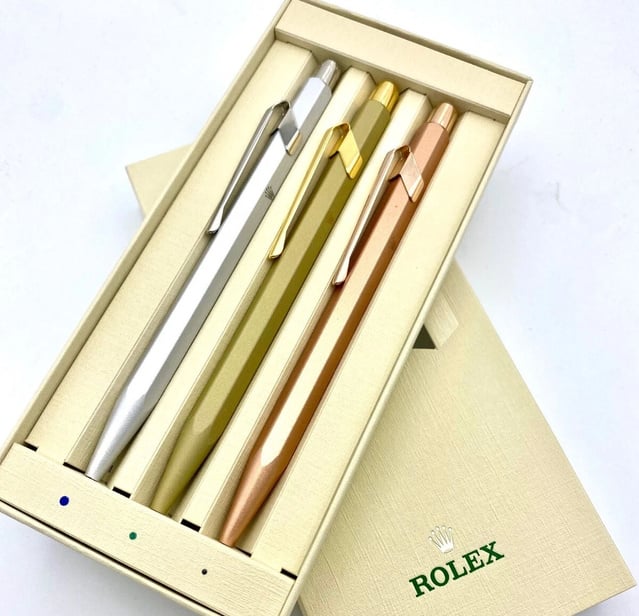 Rolex et Caran d'Ache : le discret stylo vert offert à certains clients de la marque à la couronne Rolex et Caran d'Ache : le discret stylo vert offert à certains clients de la marque à la couronne