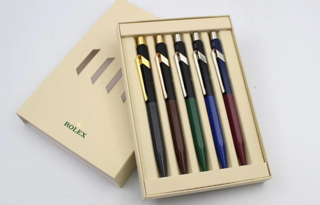 Rolex et Caran d'Ache : le discret stylo vert offert à certains clients de la marque à la couronne