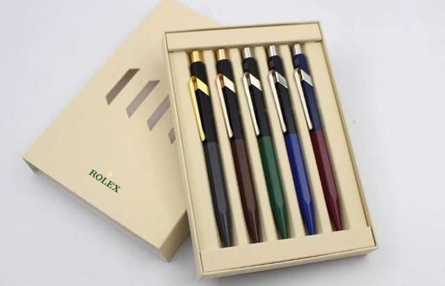 Rolex et Caran d'Ache : le discret stylo vert offert à certains clients de la marque à la couronne Rolex et Caran d'Ache : le discret stylo vert offert à certains clients de la marque à la couronne
