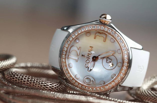 Bubble Corum 42 mm : cadran nacre pour femmes Bubble Corum 42 mm : cadran nacre pour femmes
