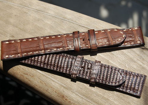 Bracelet en croco cousu à la main (haut) et en lézard poncé (bas) Bracelet en croco cousu à la main (haut) et en lézard poncé (bas)