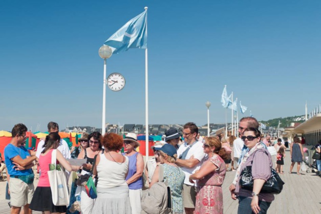 Deauville : deux horloges Mondaine sur les Planches