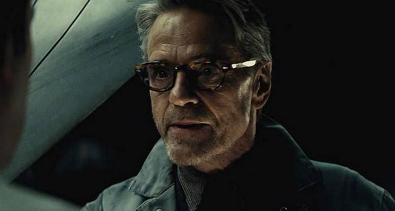 Batman v Superman, l'aube de la justice : Jeremy Irons porte une Breitling for Bentley