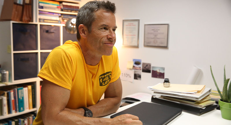 Results : Guy Pearce porte une TAG Heuer Grand Carrera Calibre 17 RS2