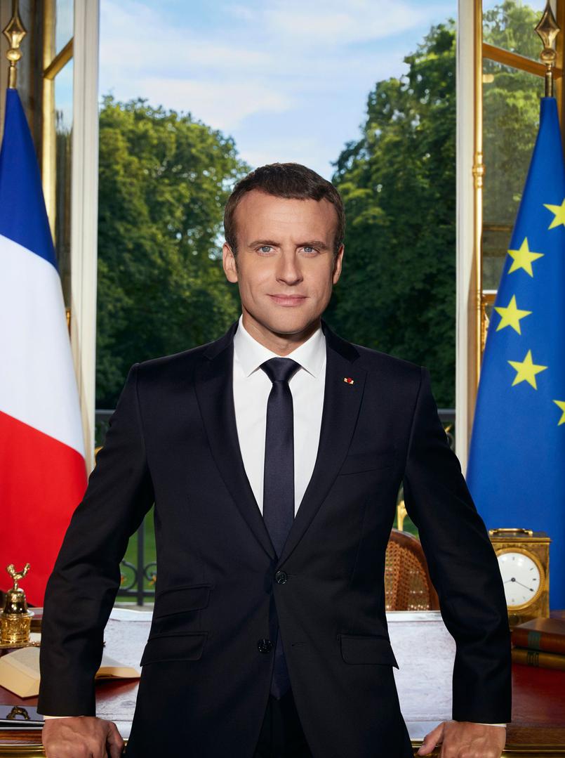Le président Macron pose avec l'horloge du Conseil des ministres