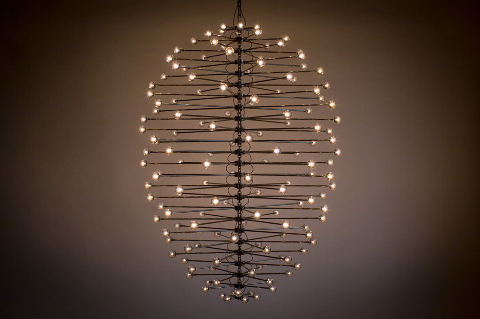 MAD Gallery accueille Nebula Hive, le luminaire "céleste" de l'artiste cinétique Ivan Black