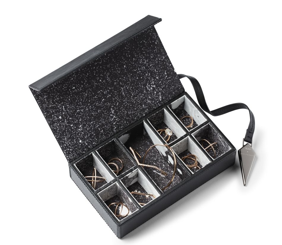 Tumi : bijoux voyageurs grâce à une collab' avec la créatrice Eva Fehren