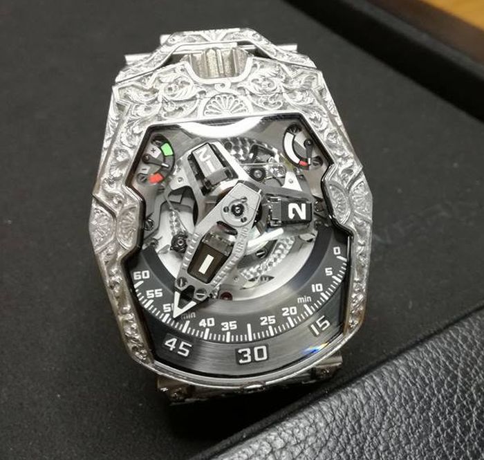 Urwerk UR-210 Dubaï : gravure à l'état pur pour cette pièce unique Urwerk UR-210 Dubaï : gravure à l'état pur pour cette pièce unique