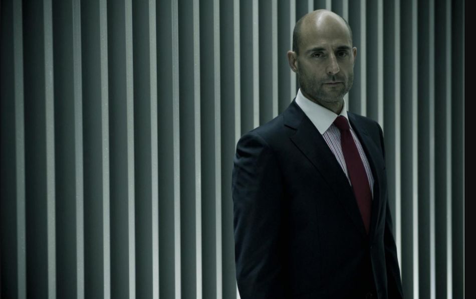 Welcome to the punch : Mark Strong porte une Omega Speedmaster triple date