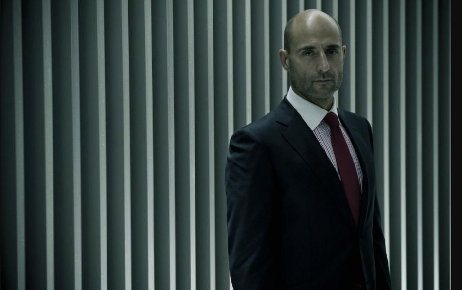 Welcome to the punch : Mark Strong porte une Omega Speedmaster triple date