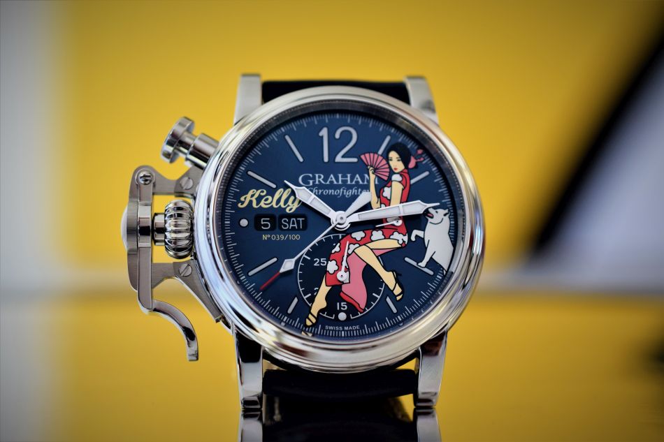 Graham Chronofighter Nose Art : une Kelly en qipao et son chien blanc Graham Chronofighter Nose Art : une Kelly en qipao et son chien blanc