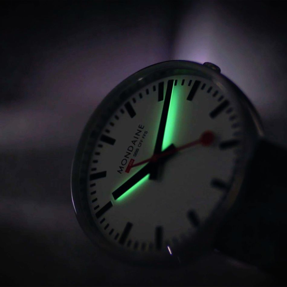 Mondaine Backlight : la lumière vient du dessous ! Mondaine Backlight : la lumière vient du dessous !