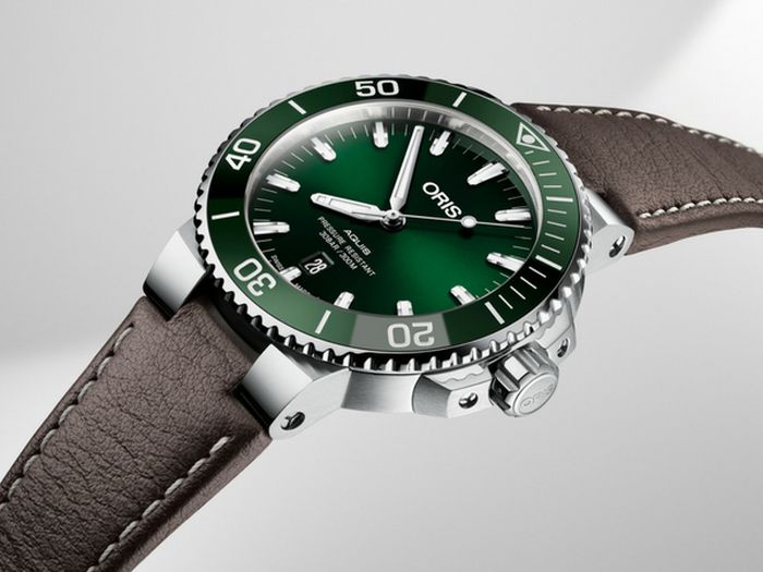 Oris Aquis Date : du brun et du vert