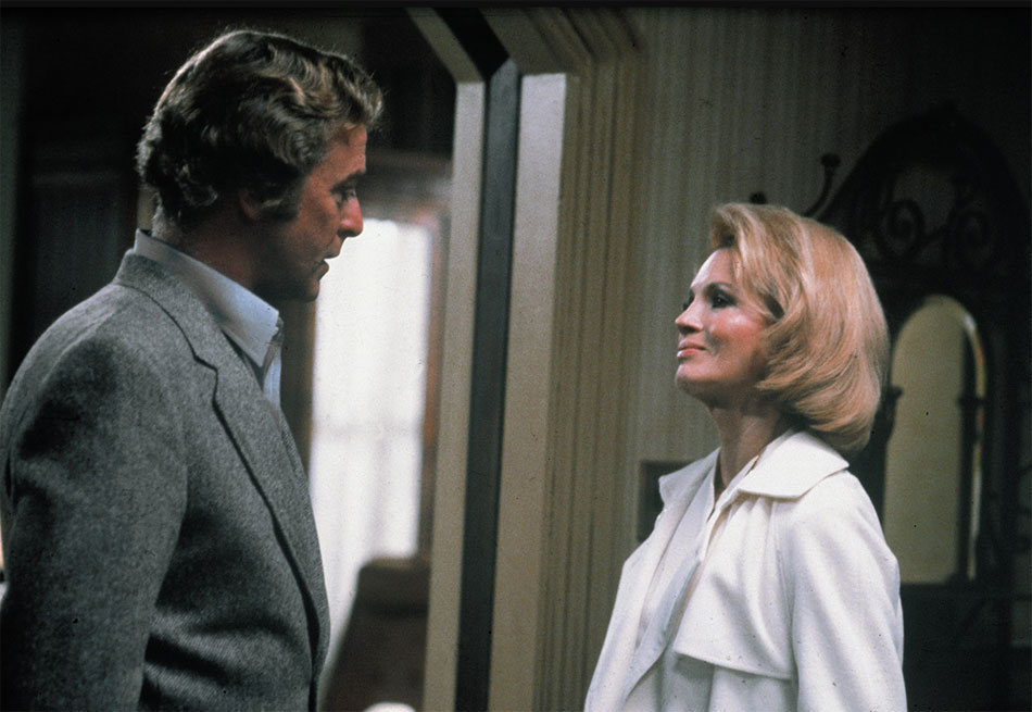 Pulsions : Michael Caine porte une Rolex Day-Date en or jaune