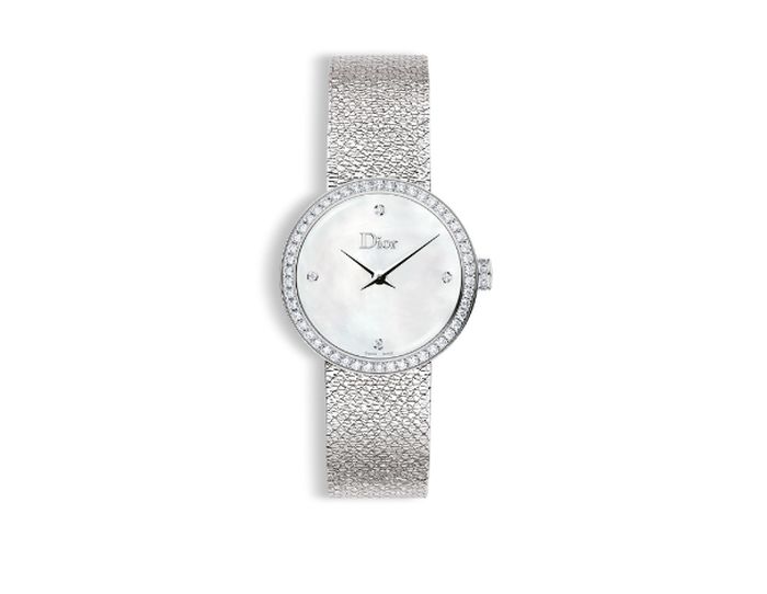 Brigitte Macron et sa montre D de Dior à l'heure des Bleus Brigitte Macron et sa montre D de Dior à l'heure des Bleus