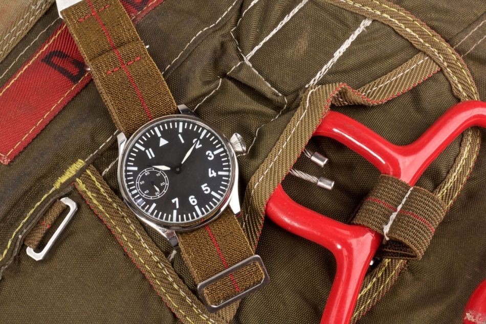 Sangles MN : un strap martial et viril Sangles MN : un strap martial et viril