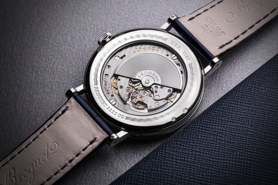 Breguet Classique 7137 : splendide version en or gris cadran bleu