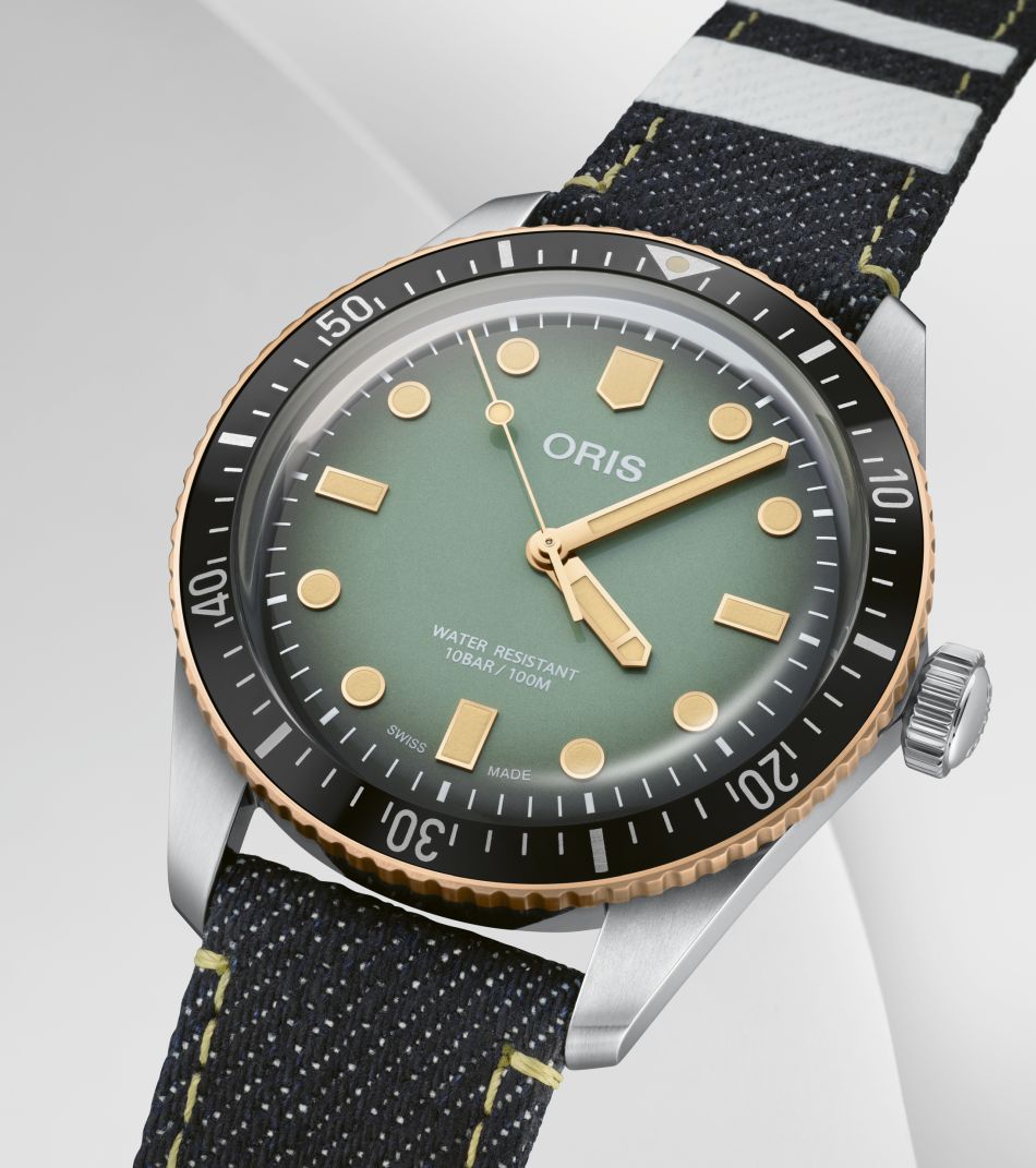 Oris x Momotaro : une Divers Sixty-Five sur un véritable bracelet en denim indigo Oris x Momotaro : une Divers Sixty-Five sur un véritable bracelet en denim indigo
