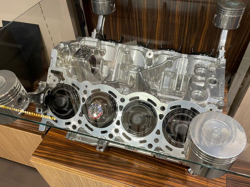 Misterchrono : une table basse dotée d'un moteur Nissan transformé en watchwinder !