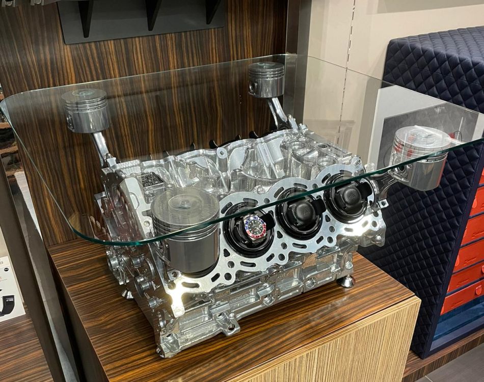 Misterchrono : une table basse dotée d'un moteur Nissan transformé en watchwinder !