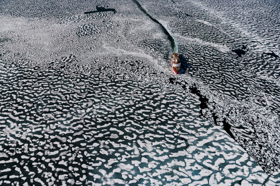 Brise-glace Louis Saint Laurent dans Resolute Bay, Territoire de Nunavut, Canada © Yann Arthus-Bertrand
