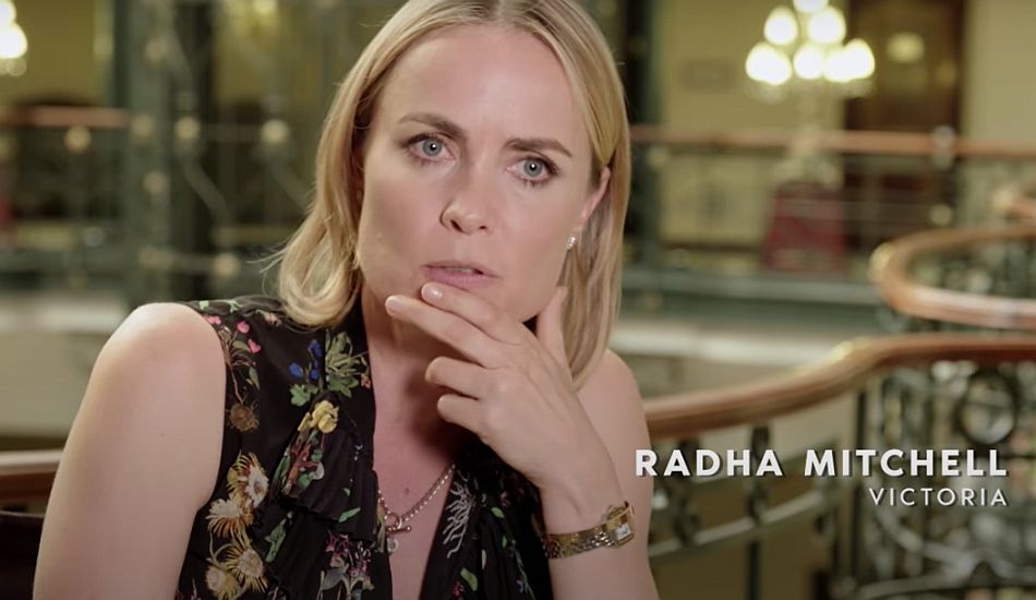 The Romanoffs : Radha Mitchell porte une Panthère de chez Cartier