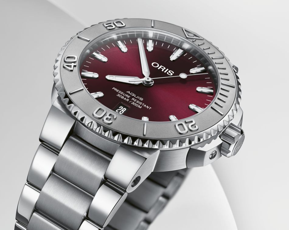 Oris Aquis 41,5 mm cadran rouge cerise