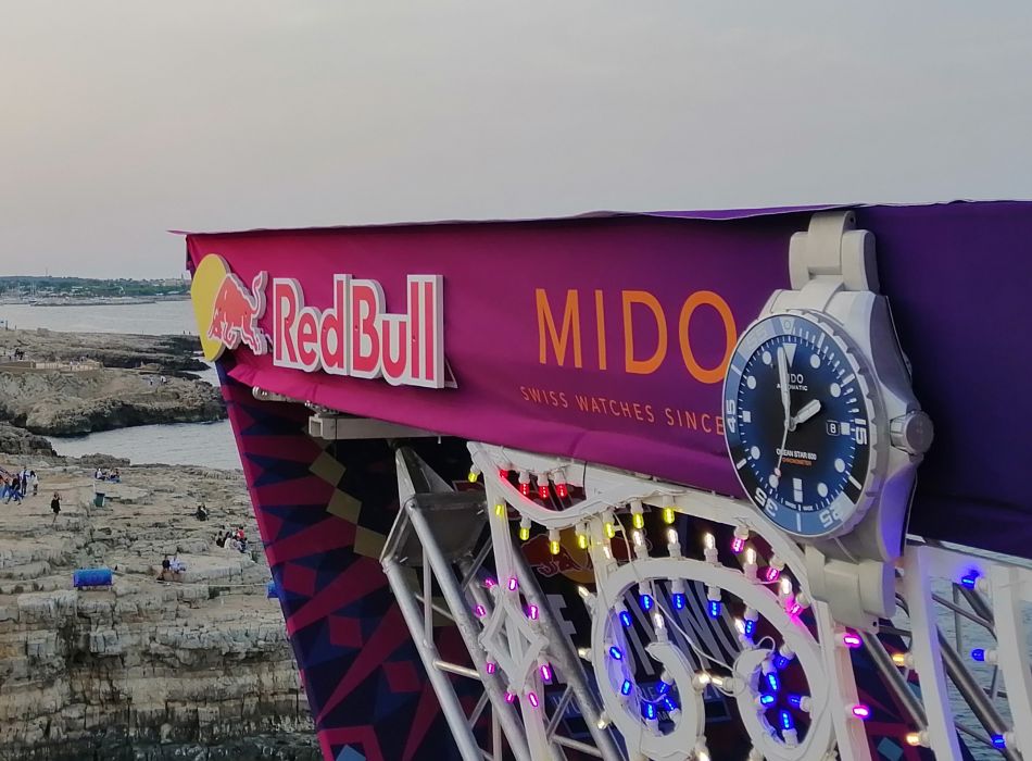 Mido partenaire du Red Bull Cliff Diving : "plongeuse" et plongeurs de haut vol