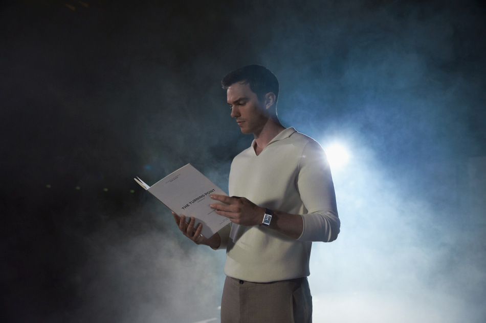 The Turning point : court-métrage avec Nicholas Hoult en hommage à la Reverso