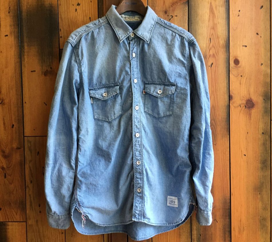 La chemise en chambray : casual et chic à la fois