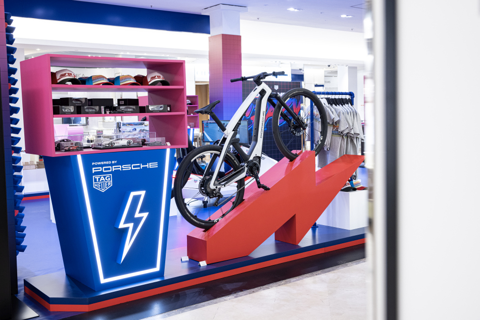 Drive me crazy : Porsche et TAG Heuer au Bon Marché jusqu'au 24 avril 2022