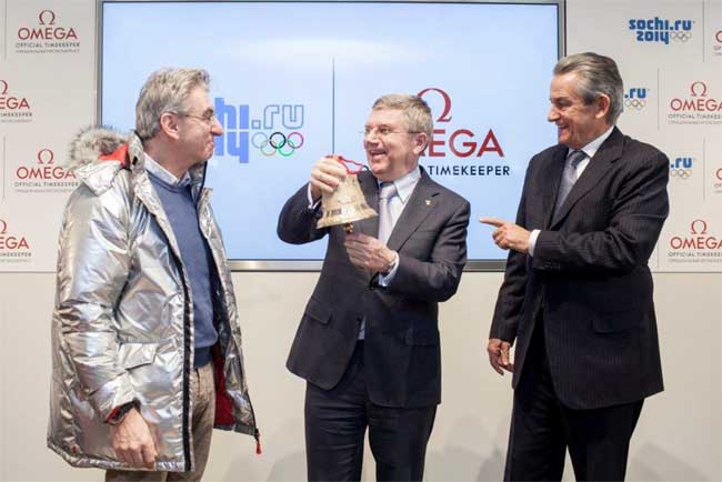 Nick Hayek à gauchen, Stephen Urquhart à droite et Thomas Bach au milieu
