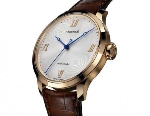 Emmanuel Macron en photo portant une montre en or Fabergé Altruist