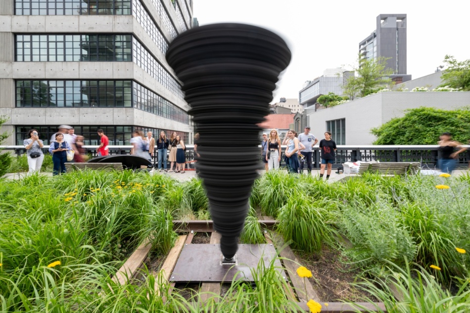 Audemars Piguet : Windy, une sculpture cinétique de Meriem Bennami dévoilée à New-York