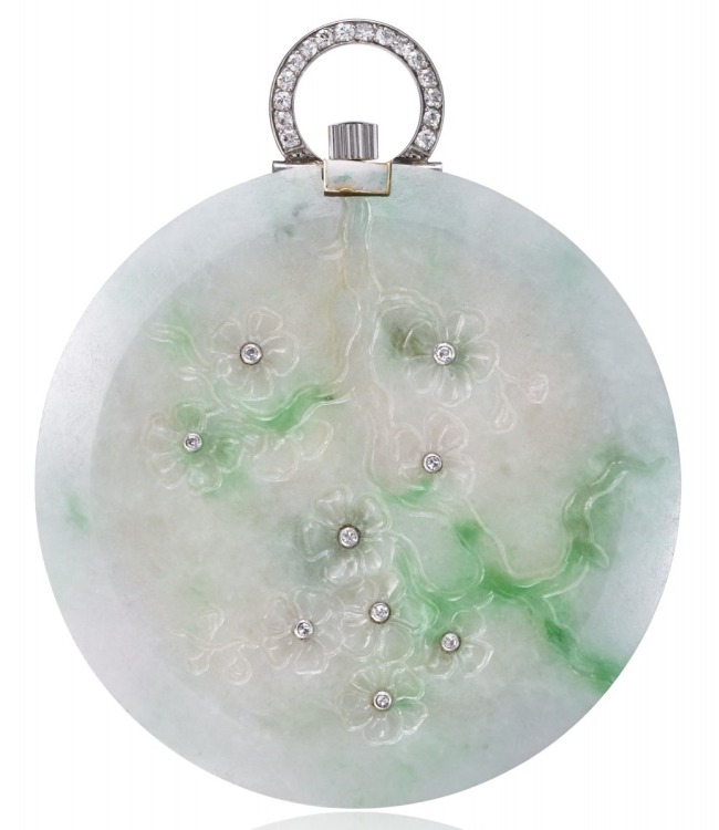 1924 - Montre de poche, or jaune 18K, boîte en jade gravure glyptique en creux représentant des fleurs de cerisiers, diamants taille rose. Cadran émail. 1924 - Montre de poche, or jaune 18K, boîte en jade gravure glyptique en creux représentant des fleurs de cerisiers, diamants taille rose. Cadran émail.