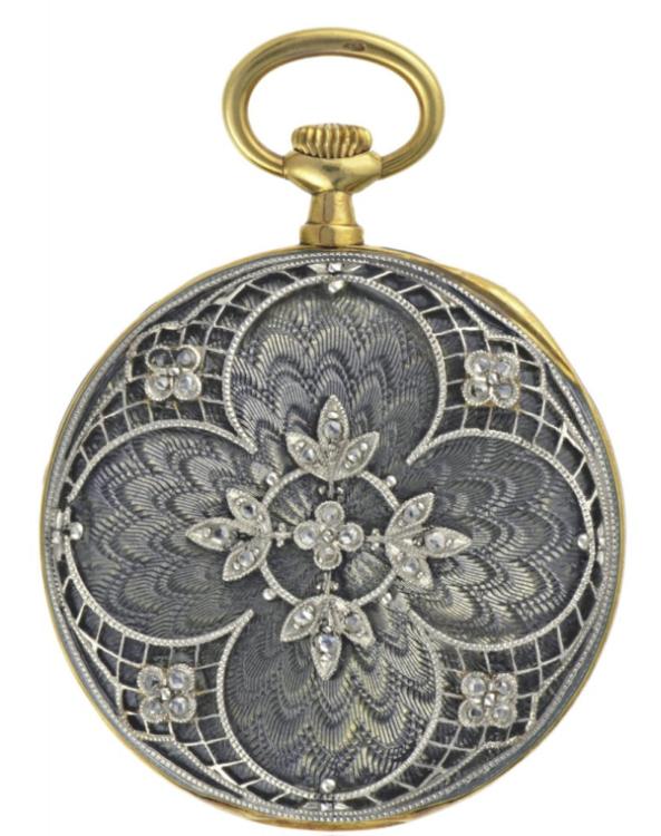 1909 - Montre-pendentif dame, or jaune, boîte en émail translucide sur fond guilloché, appliques décor floral platine et diamants. Cadran argenté.
