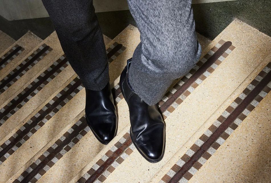 Crockett & Jones créé la boots basse Chelsea Hamilton pour les 60 ans de James Bond