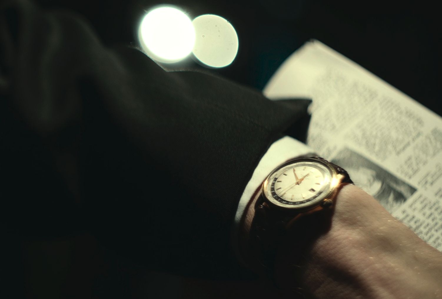Un espion ordinaire : Benedict Cumberbatch porte une Breitling Unitime en or