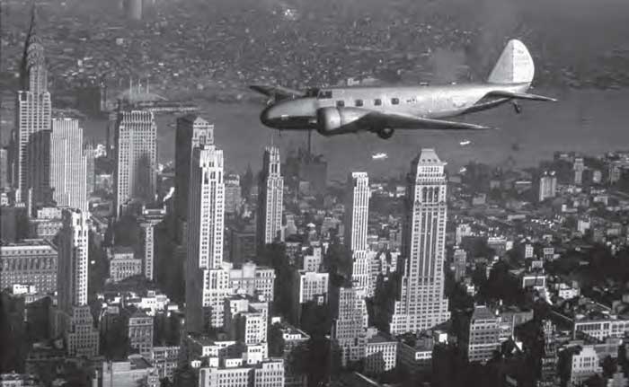 Modèle 247 de Boeing survolant Manhattan, à New York Modèle 247 de Boeing survolant Manhattan, à New York
