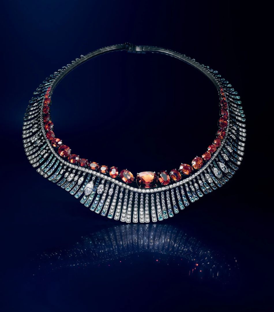 © Cédric Bihr, Chaumet. Collier Escales, collection Ondes et Merveilles de Chaumet, 2022, or rose et or blanc, spinelles, diamants, saphirs et tourmalines Paraíba.