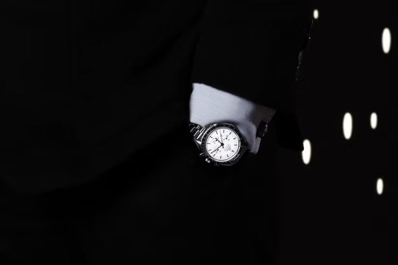 Mais quelle est donc cette Speedmaster cadran blanc portée à New-York par Daniel Craig ?