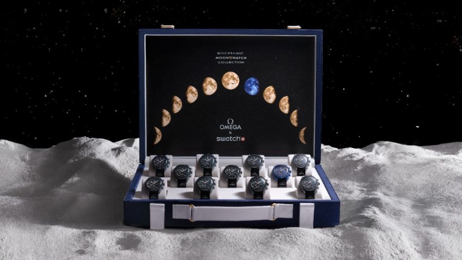 11 valises MoonSwatch Moonshine Gold aux enchères chez Sotheby's par Omega pour Orbis