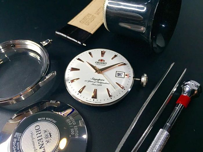 Orient Bambino : série limitée de 500 coffrets de deux montres pour les 50 ans de Singapour