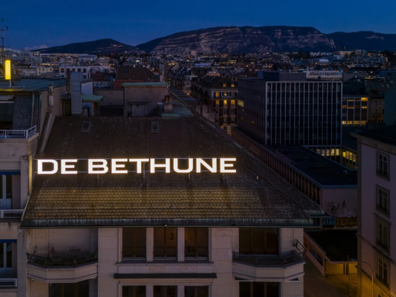 De Bethune brille désormais sur la Rade de Genève avec son enseigne lumineuse