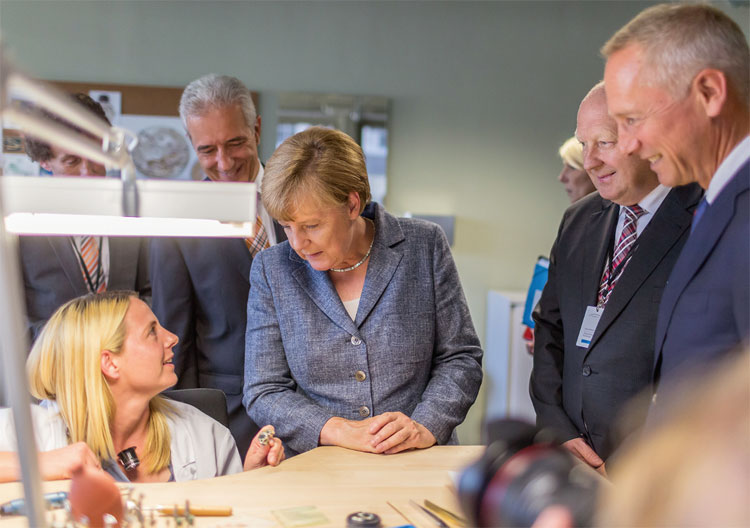 Angela Merkel en pleine discussion avec une horlogère de chez Lange