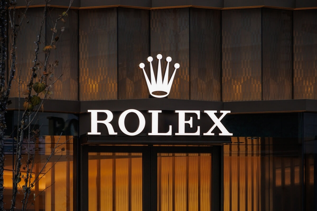 Logo de la marque Rolex devant le centre commercial shibuya, rue commerçante de luxe, 11 décembre 2024, Tokyo, JAPON / Quality Stock Arts/Shutterstock