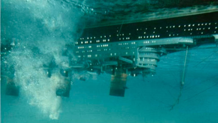 L'aventure du Poséidon : Shelley Winters porte une Rolex Lady Datejust en or jaune L'aventure du Poséidon : Shelley Winters porte une Rolex Lady Datejust en or jaune