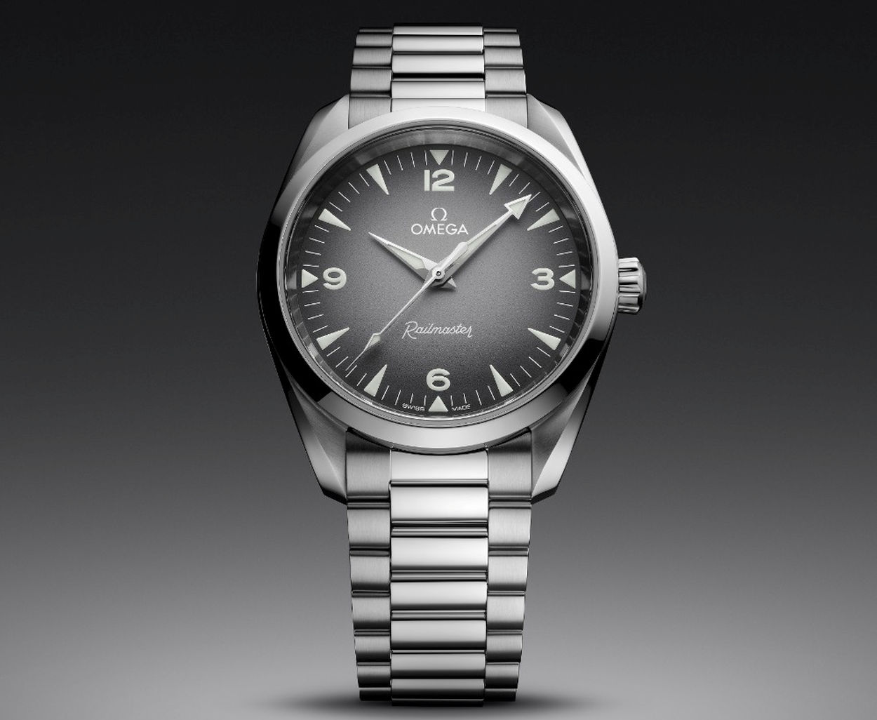 Omega : une nouvelle Railmaster en 38 mm avec cadrans fumés