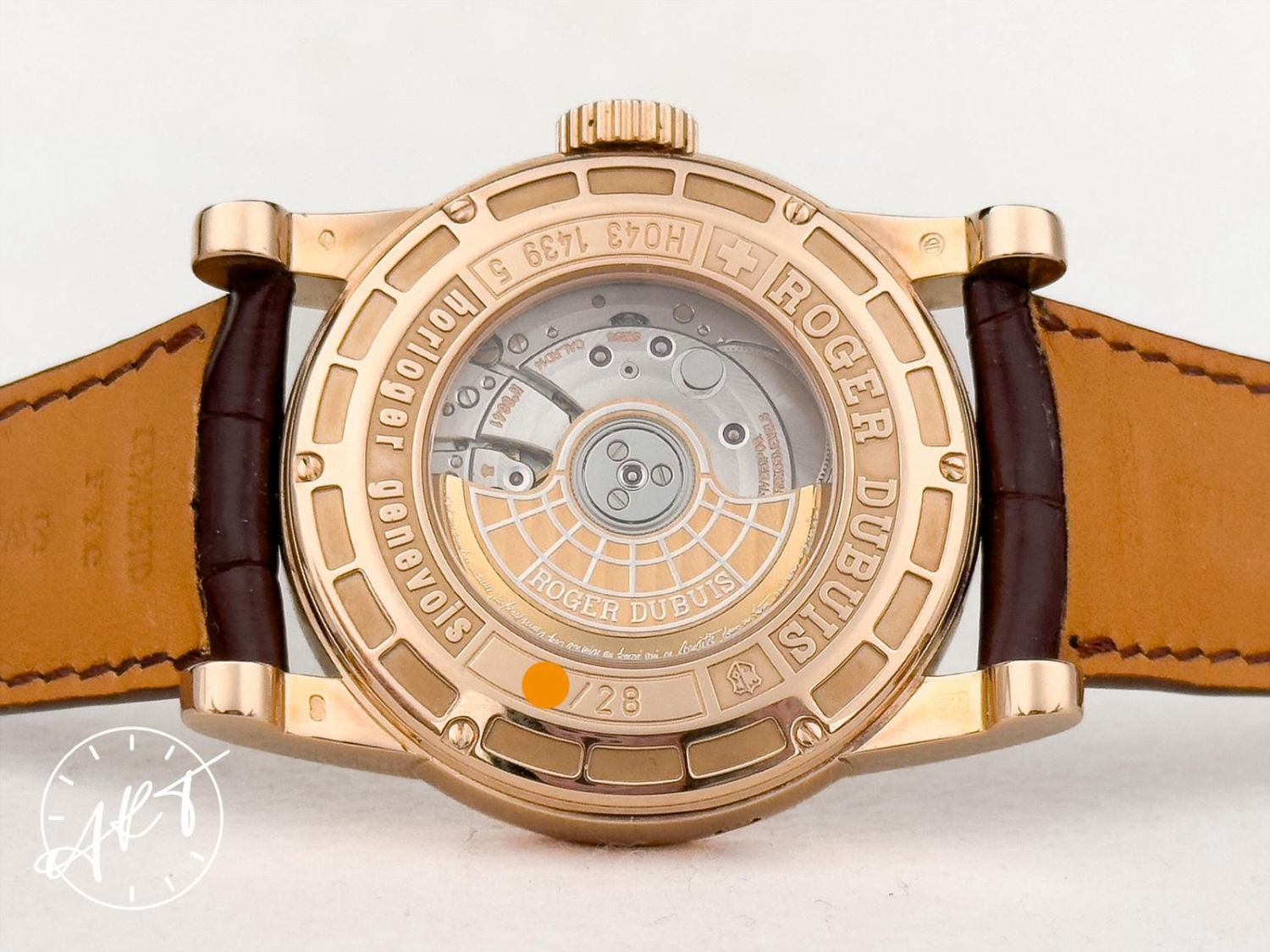 Une Roger Dubuis Hommage Perpetual Calendar en or rose vendue par Artwatches.com