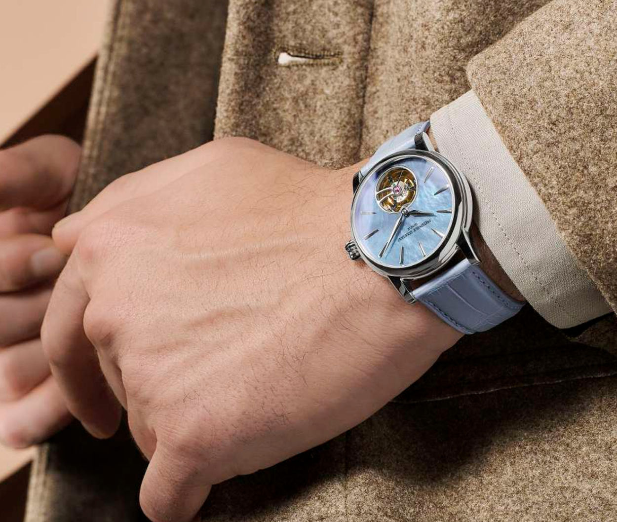 Frédérique Constant : un tourbillon en or blanc avec un cadran bleu en nacre